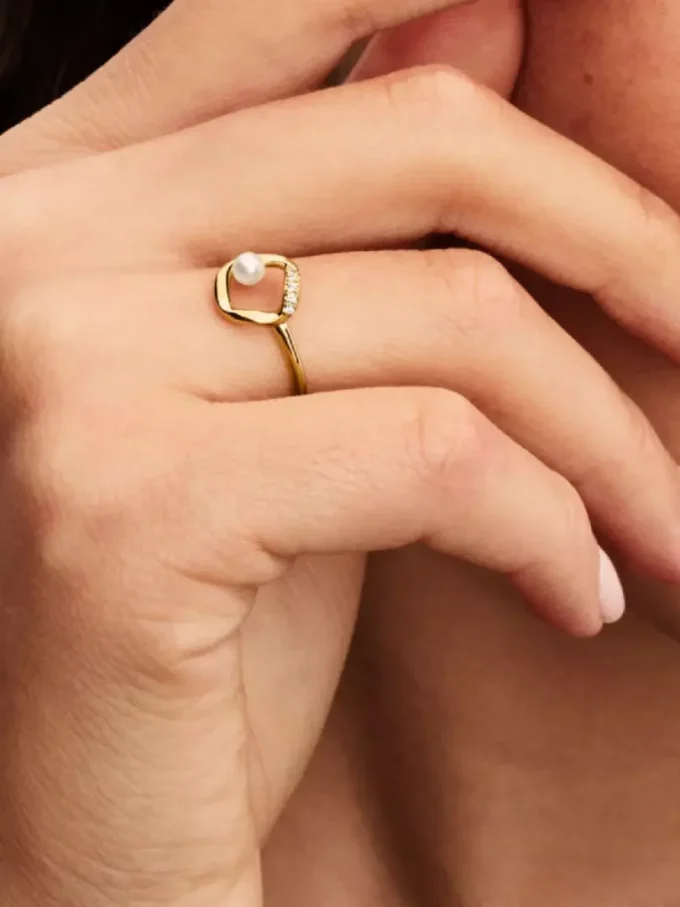 Organisch geformter Pavé-Ring mit behandelten Süßwasser-Zuchtperlen, 14-karätig vergoldet Organisch geformter Pavé-Ring mit behandelten Süßwasser-Zuchtperlen, 14-karätig vergoldet