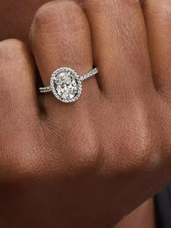 Ovaler funkelnder Halo-Statement-Ring aus Sterlingsilber Ovaler funkelnder Halo-Statement-Ring aus Sterlingsilber
