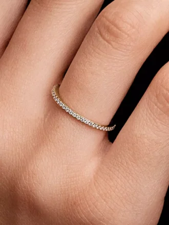 Pandora Era 14-karätiger Goldring mit laborgrown Diamanten im Half-Eternity-Pavé-Design, 0,11 ct insgesamt, 14-karätiges Gold