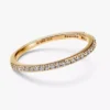 Pandora Era 14-karätiger Goldring mit laborgrown Diamanten im Half-Eternity-Pavé-Design, 0,11 ct insgesamt, 14-karätiges Gold Pandora Era 14-karätiger Goldring mit laborgrown Diamanten im Half-Eternity-Pavé-Design, 0,11 ct insgesamt, 14-karätiges Gold