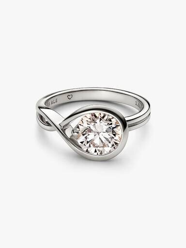 Pandora Infinite 14 Karat Weißgold-Ring mit synthetischem Diamanten – 2,00 Karat Gesamtgewicht, 14 Karat Weißgold Pandora Infinite 14 Karat Weißgold-Ring mit synthetischem Diamanten – 2,00 Karat Gesamtgewicht, 14 Karat Weißgold