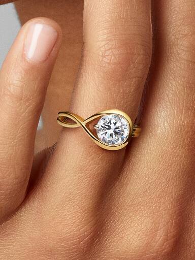 Pandora Infinite 14-karätiger Goldring mit synthetischem Diamanten – 1,75 ct Gesamtgewicht, 14-karätiges Gold Pandora Infinite 14-karätiger Goldring mit synthetischem Diamanten – 1,75 ct Gesamtgewicht, 14-karätiges Gold