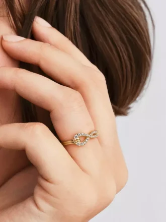 Pandora „Infinite“ Ring mit doppelreihigem Pavé aus im Labor gezüchteten Diamanten, 0,22 Karat insgesamt, 14 Karat Gold