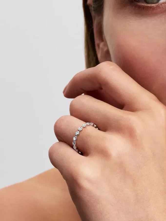 Pandora Lab-Grown Diamonds Ewigkeitsring aus 14 Karat Weißgold, 0,70 Karat insgesamt, 14 Karat Weißgold Pandora Lab-Grown Diamonds Ewigkeitsring aus 14 Karat Weißgold, 0,70 Karat insgesamt, 14 Karat Weißgold