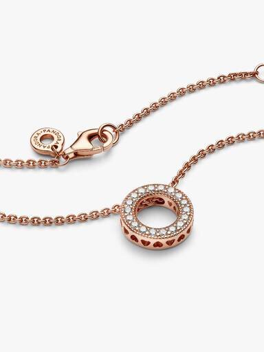 Pandora Logo Pavé Circle Collier Halskette – 14 Karat Roségold-Beschichtung Pandora Logo Pavé Circle Collier Halskette – 14 Karat Roségold-Beschichtung