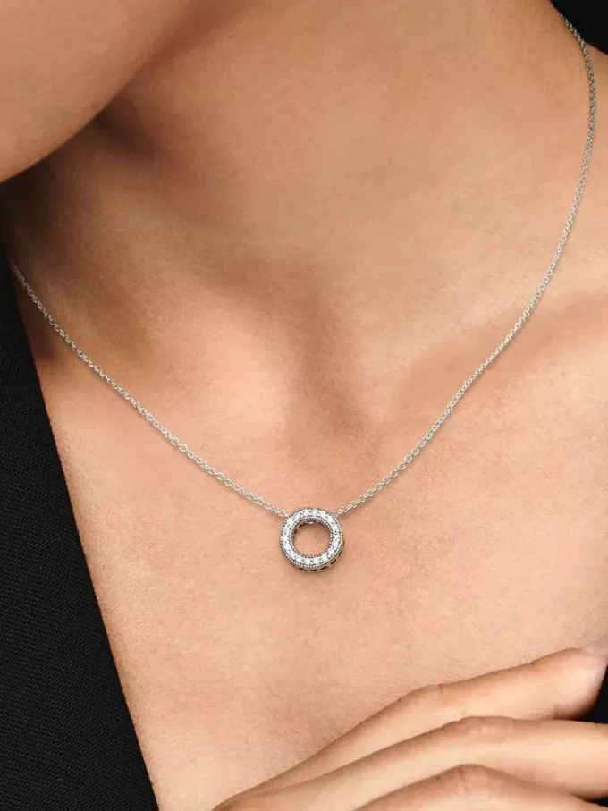 Pandora Logo Pavé Circle Collier Halskette aus Sterlingsilber Pandora Logo Pavé Circle Collier Halskette aus Sterlingsilber