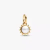 Pandora ME Dangle Charm „Sonne“ mit behandelter Süßwasserzuchtperle, 14-karätig vergoldet