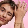 Pandora ME Dangle Charm „Sonne“ mit behandelter Süßwasserzuchtperle, 14-karätig vergoldet