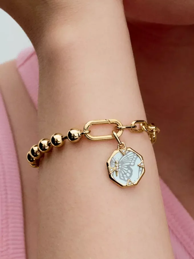 Pandora ME Medaillon-Charm mit perlmuttartigem Schmetterling, 14 Karat vergoldet Pandora ME Medaillon-Charm mit perlmuttartigem Schmetterling, 14 Karat vergoldet
