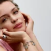Pandora ME Medaillon-Charm mit perlmuttartigem Schmetterling, 14 Karat vergoldet Pandora ME Medaillon-Charm mit perlmuttartigem Schmetterling, 14 Karat vergoldet