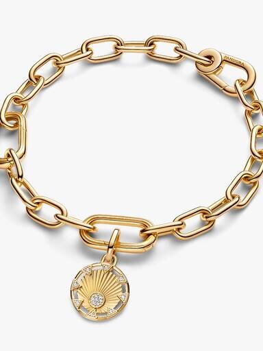 Pandora ME „Power of the Light“ Sonnenmedaillon-Charm – 14 Karat vergoldet Pandora ME „Power of the Light“ Sonnenmedaillon-Charm – 14 Karat vergoldet
