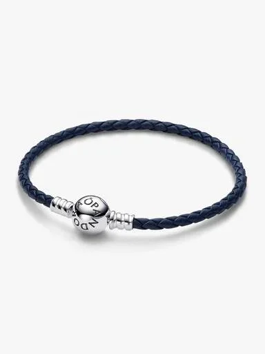 Pandora Moments Armband mit rundem Verschluss aus blauem geflochtenem Leder – Sterlingsilber Pandora Moments Armband mit rundem Verschluss aus blauem geflochtenem Leder – Sterlingsilber