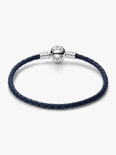 Pandora Moments Armband mit rundem Verschluss aus blauem geflochtenem Leder – Sterlingsilber Pandora Moments Armband mit rundem Verschluss aus blauem geflochtenem Leder – Sterlingsilber