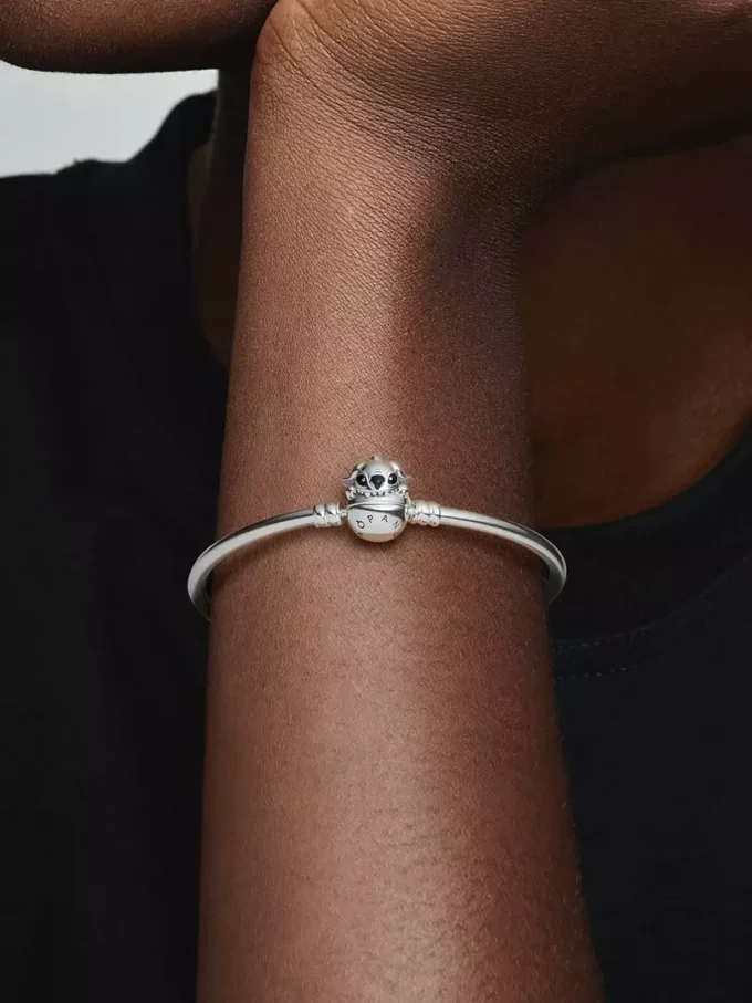 Pandora Moments Disney Stitch Bangle mit beißendem Verschluss aus Sterlingsilber Pandora Moments Disney Stitch Bangle mit beißendem Verschluss aus Sterlingsilber
