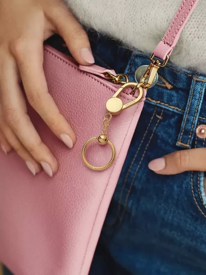 Pandora Moments kleiner Taschen-Charm-Halter, 14 Karat vergoldet Pandora Moments kleiner Taschen-Charm-Halter, 14 Karat vergoldet