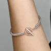 Pandora Moments zweifarbiges Logo-T-Bar-Armband mit Snake Chain – Sterlingsilber, 14 Karat Roségold-Beschichtung Pandora Moments zweifarbiges Logo-T-Bar-Armband mit Snake Chain – Sterlingsilber, 14 Karat Roségold-Beschichtung