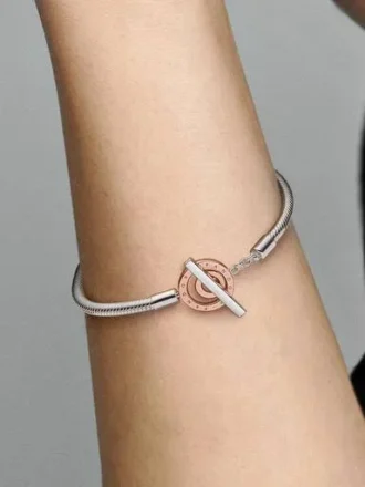 Pandora Moments zweifarbiges Logo-T-Bar-Armband mit Snake Chain – Sterlingsilber, 14 Karat Roségold-Beschichtung Pandora Moments zweifarbiges Logo-T-Bar-Armband mit Snake Chain – Sterlingsilber, 14 Karat Roségold-Beschichtung