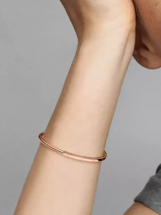 Pandora Signature I-D offener Bangle, 14 Karat Roségold-Beschichtung