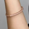 Pandora Signature I-D Pavé-Bangle, 14 Karat Roségold-Beschichtung Pandora Signature I-D Pavé-Bangle, 14 Karat Roségold-Beschichtung