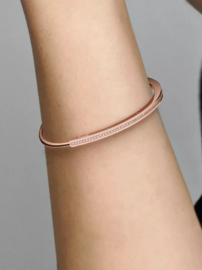 Pandora Signature I-D Pavé-Bangle, 14 Karat Roségold-Beschichtung Pandora Signature I-D Pavé-Bangle, 14 Karat Roségold-Beschichtung