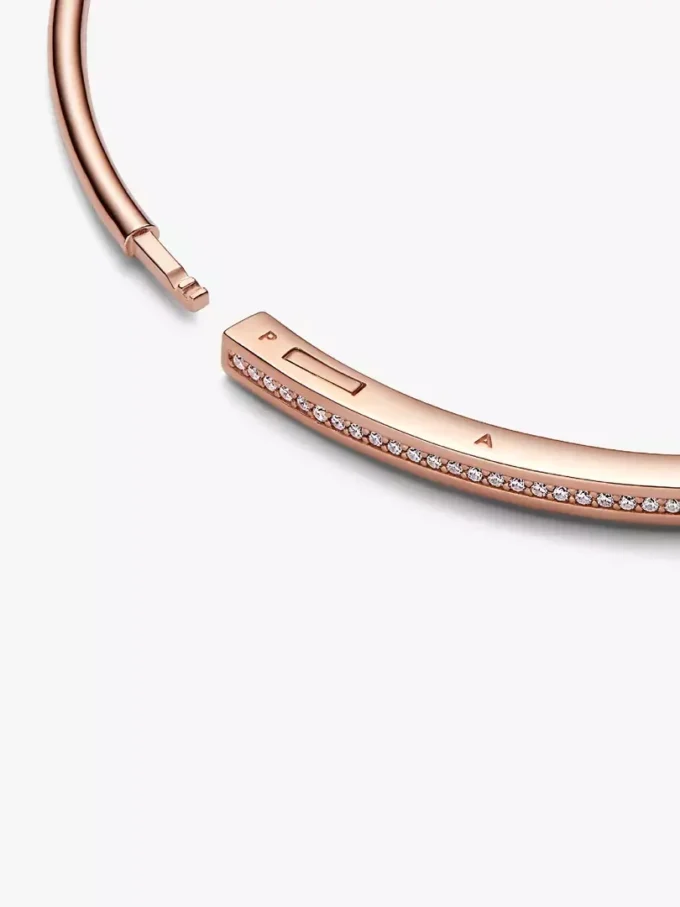 Pandora Signature I-D Pavé-Bangle, 14 Karat Roségold-Beschichtung Pandora Signature I-D Pavé-Bangle, 14 Karat Roségold-Beschichtung