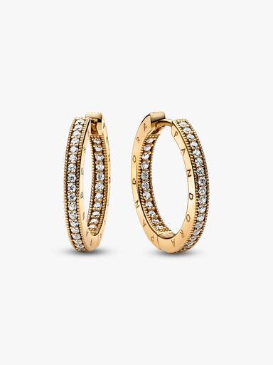 Pandora Signature Logo & Pavé Ohrringe – 14 Karat vergoldet Pandora Signature Logo & Pavé Ohrringe – 14 Karat vergoldet