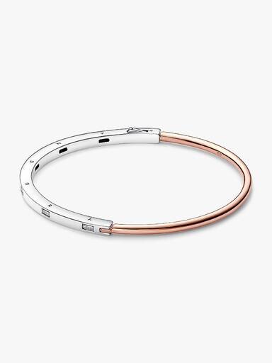 Pandora Signature zweifarbiger I-D Pavé-Bangle – Sterlingsilber, 14 Karat Roségold-Beschichtung Pandora Signature zweifarbiger I-D Pavé-Bangle – Sterlingsilber, 14 Karat Roségold-Beschichtung