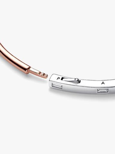 Pandora Signature zweifarbiger I-D Pavé-Bangle – Sterlingsilber, 14 Karat Roségold-Beschichtung Pandora Signature zweifarbiger I-D Pavé-Bangle – Sterlingsilber, 14 Karat Roségold-Beschichtung