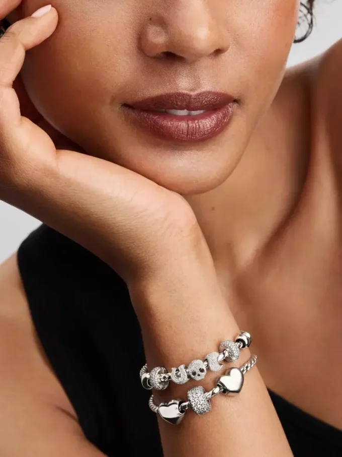 Mini-Charm mit strukturiertem Totenkopf aus Sterlingsilber