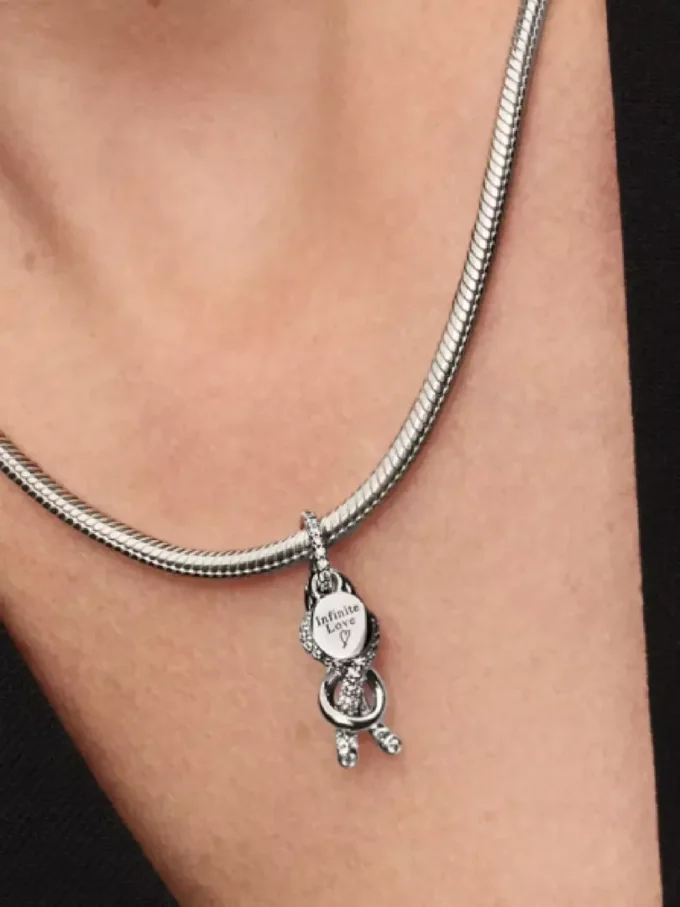 Pavé-Dangle Charm mit Unendlichkeitsknoten aus Sterlingsilber Pavé-Dangle Charm mit Unendlichkeitsknoten aus Sterlingsilber