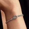 Pavé-Verschluss-Armband mit Fuchsschwanz-Charm aus Sterlingsilber Pavé-Verschluss-Armband mit Fuchsschwanz-Charm aus Sterlingsilber