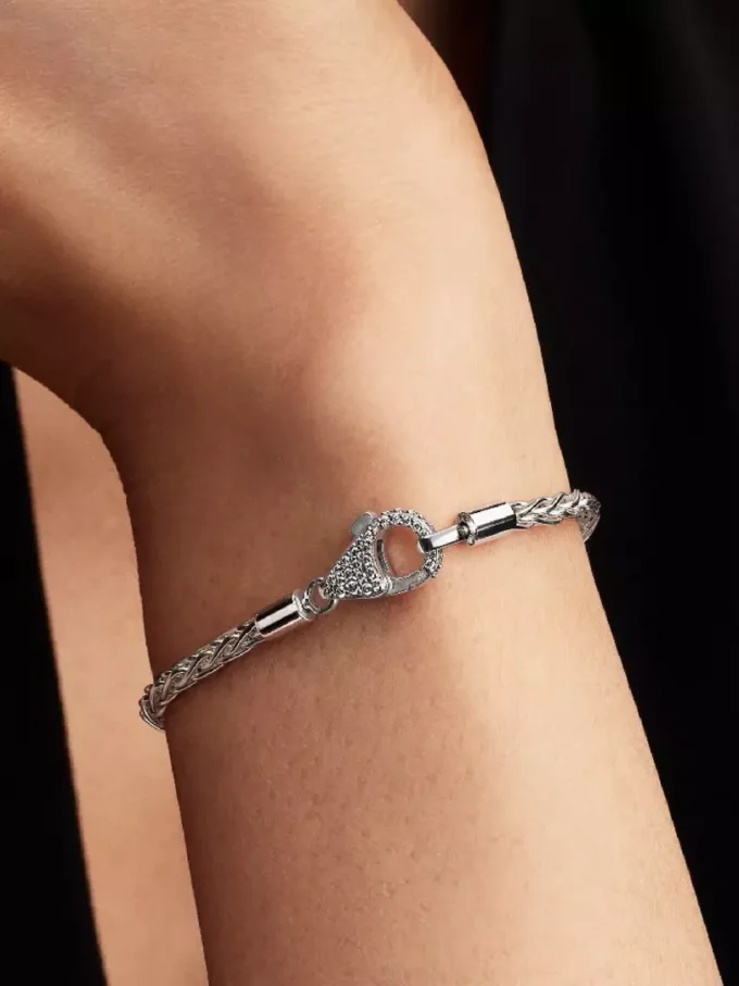 Pavé-Verschluss-Armband mit Fuchsschwanz-Charm aus Sterlingsilber Pavé-Verschluss-Armband mit Fuchsschwanz-Charm aus Sterlingsilber