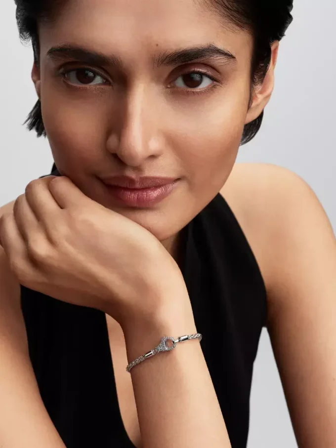 Pavé-Verschluss-Armband mit Fuchsschwanz-Charm aus Sterlingsilber Pavé-Verschluss-Armband mit Fuchsschwanz-Charm aus Sterlingsilber