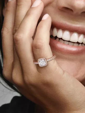 Quadratischer Halo-Ring mit funkelnden Steinen, 14 Karat Roségold-Beschichtung