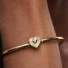 Radiating Heart Clasp Bangle – 14 Karat vergoldet Radiating Heart Clasp Bangle – 14 Karat vergoldet