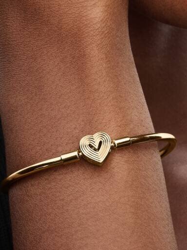 Radiating Heart Clasp Bangle – 14 Karat vergoldet Radiating Heart Clasp Bangle – 14 Karat vergoldet