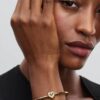 Radiating Heart Clasp Bangle – 14 Karat vergoldet Radiating Heart Clasp Bangle – 14 Karat vergoldet