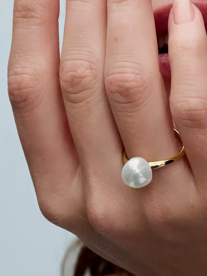 Ring mit barockbehandelter Süßwasserzuchtperle, 14 Karat vergoldet Ring mit barockbehandelter Süßwasserzuchtperle, 14 Karat vergoldet