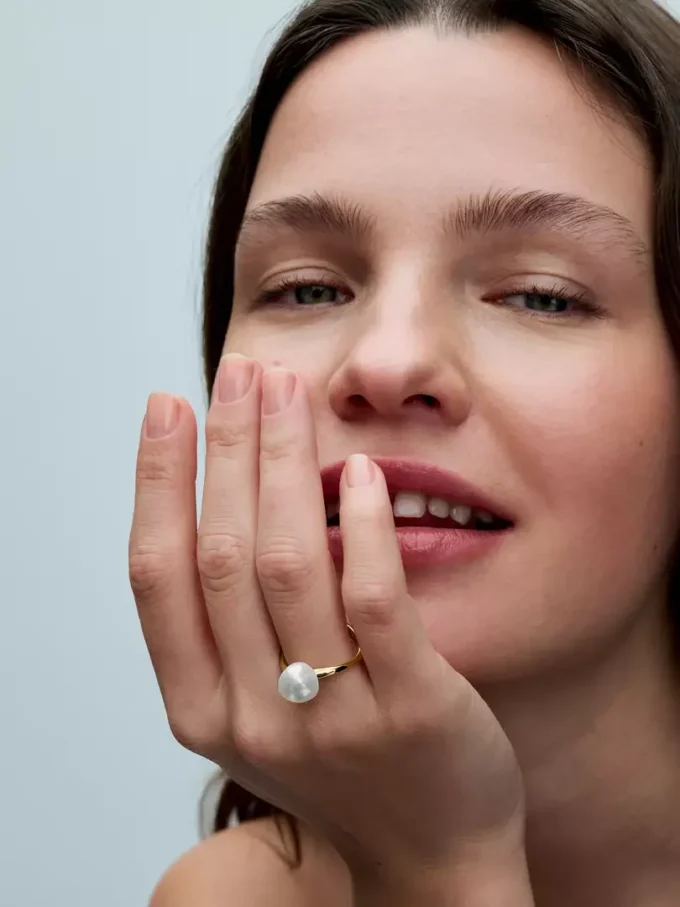 Ring mit barockbehandelter Süßwasserzuchtperle, 14 Karat vergoldet Ring mit barockbehandelter Süßwasserzuchtperle, 14 Karat vergoldet
