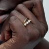 Ring mit behandelten Süßwasser-Zuchtperlen und organisch geformtem Doppelband – 14-karätige Vergoldung Ring mit behandelten Süßwasser-Zuchtperlen und organisch geformtem Doppelband – 14-karätige Vergoldung