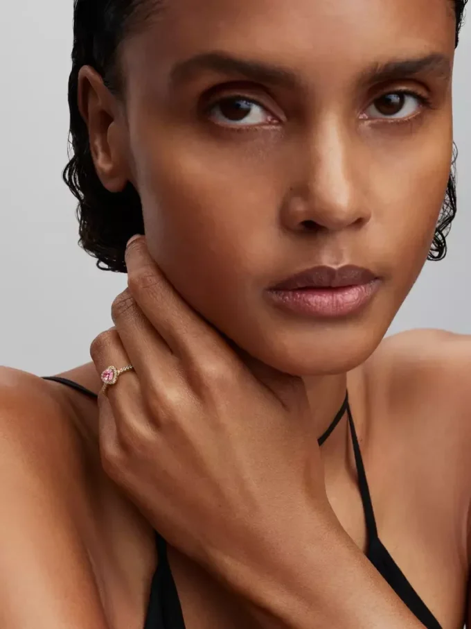 Ring mit erhabenem rosa Herz, 14-karätig vergoldet Ring mit erhabenem rosa Herz, 14-karätig vergoldet