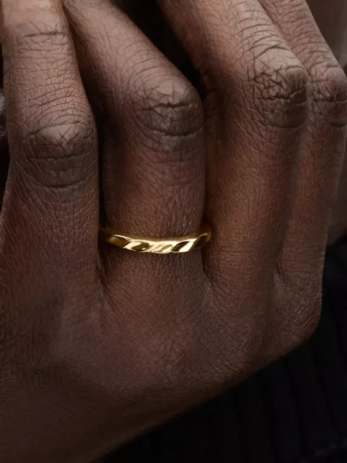 Ring mit gewelltem Band, 14-karätige Vergoldung Ring mit gewelltem Band, 14-karätige Vergoldung