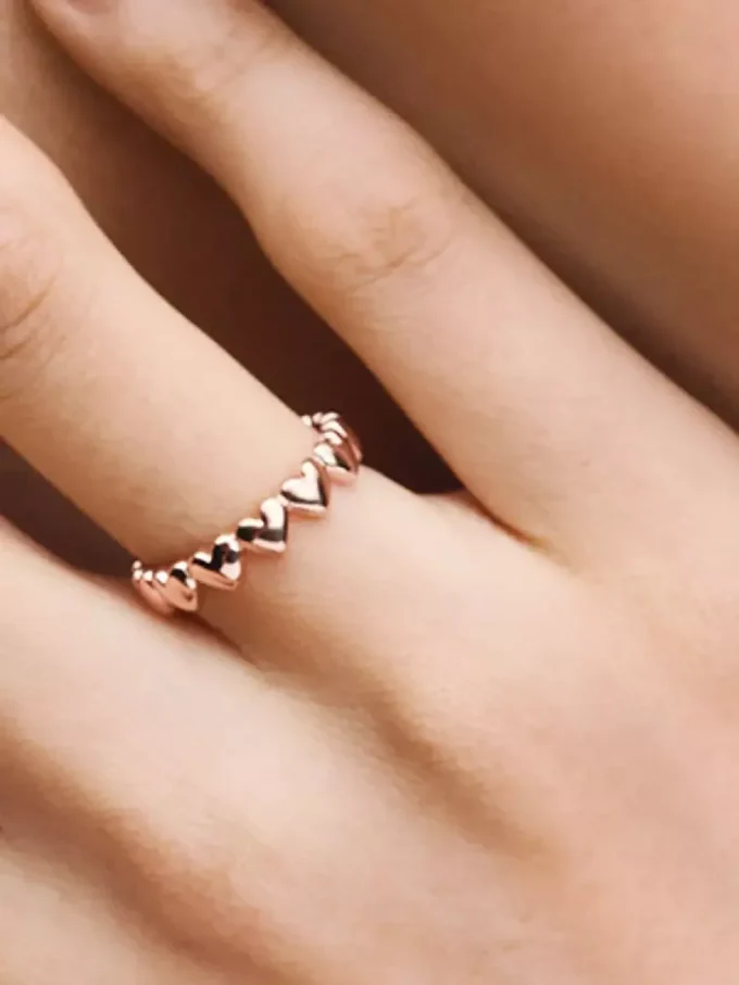Ring mit Herzreihe, 14 Karat Roségold-Beschichtung Ring mit Herzreihe, 14 Karat Roségold-Beschichtung