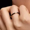 Ring mit schwarzem Emaille und Steinen, 14-karätig vergoldet Ring mit schwarzem Emaille und Steinen, 14-karätig vergoldet
