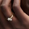 Ring mit zwei behandelten Süßwasser-Zuchtperlen – 14-karätige Vergoldung Ring mit zwei behandelten Süßwasser-Zuchtperlen – 14-karätige Vergoldung