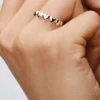 Ring „Row of Hearts“ aus Sterlingsilber Ring „Row of Hearts“ aus Sterlingsilber