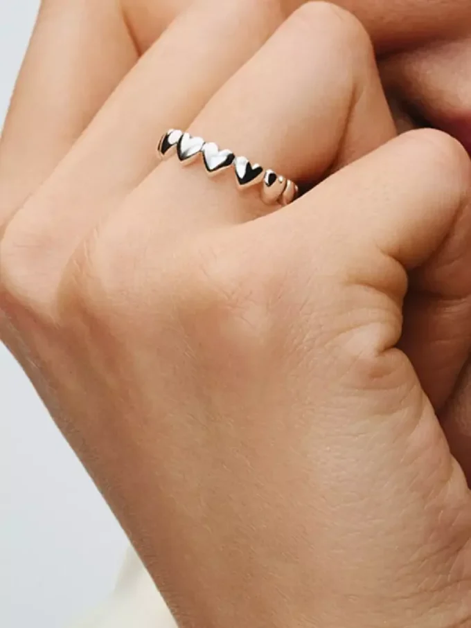 Ring „Row of Hearts“ aus Sterlingsilber Ring „Row of Hearts“ aus Sterlingsilber