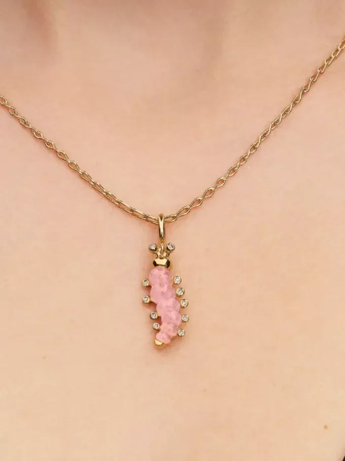 Rosa Raupen-Charm, 14-karätig vergoldet