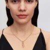 Rosa Raupen-Charm, 14-karätig vergoldet