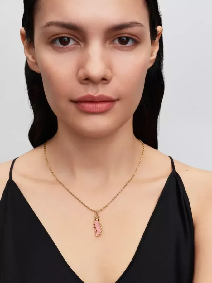 Rosa Raupen-Charm, 14-karätig vergoldet